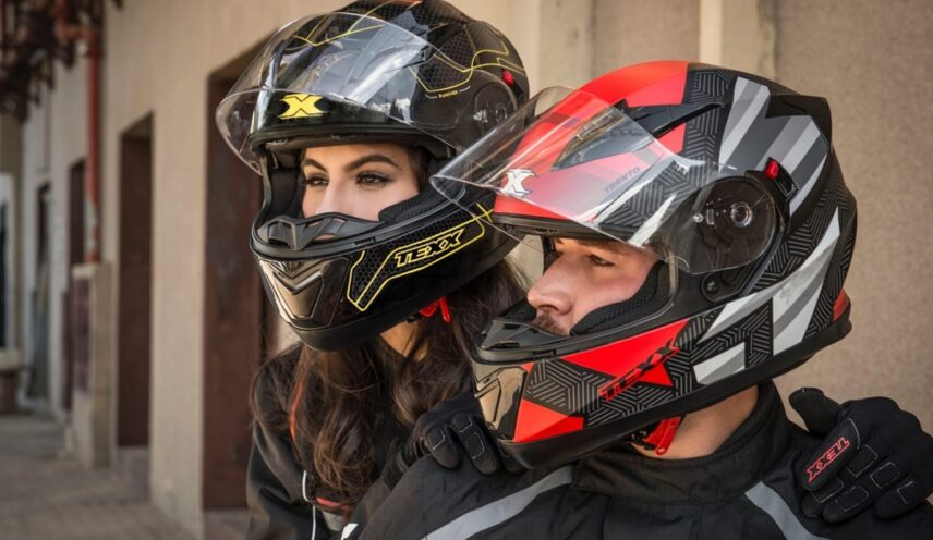 Piloto (motociclista) e garupa de capacete, viseira e trajes de acordo com a lei (Foto: Reprodução/ Internet)