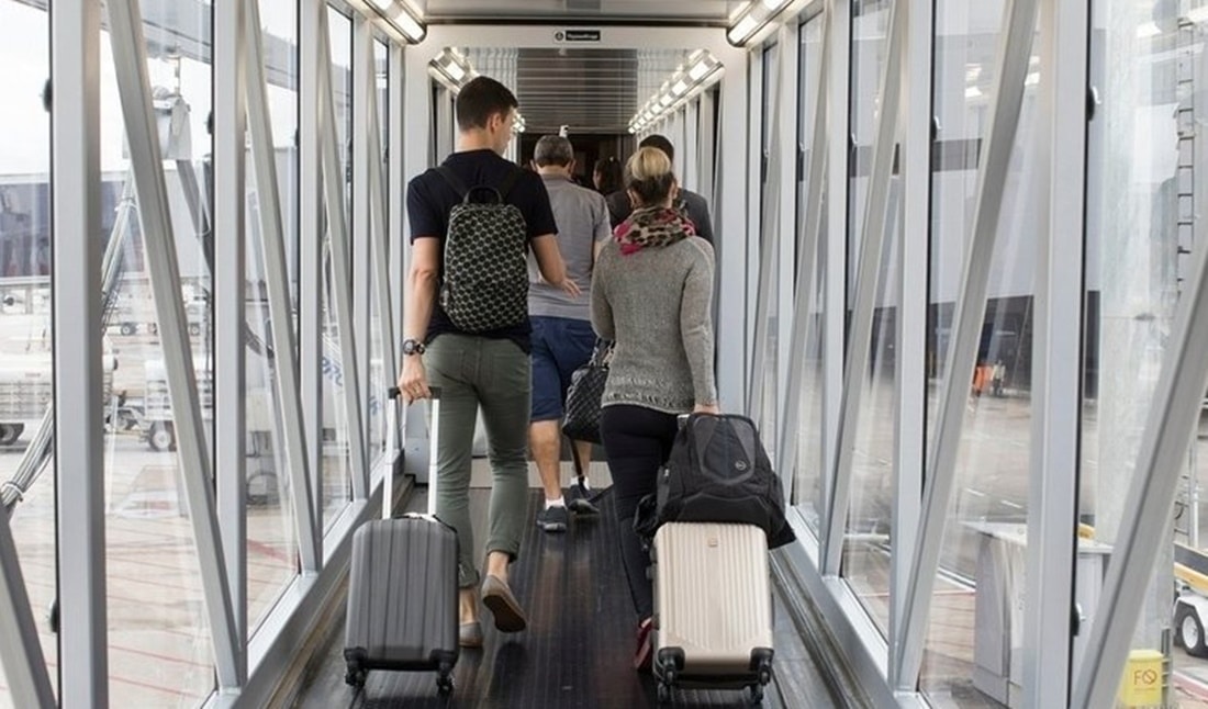 Passageiros em corredor de embarque a caminho do avião (Foto: Reprodução/Internet)