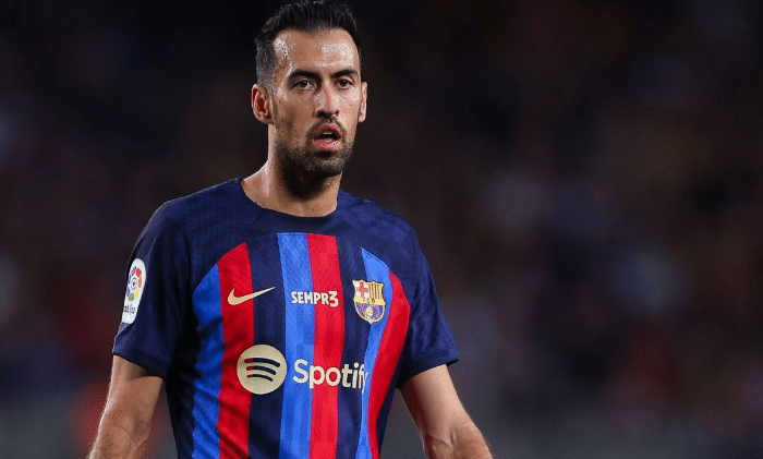 O famoso jogador de futebol, Sergio Busquets recebe pedido de torcedores (Foto: Reprodução)