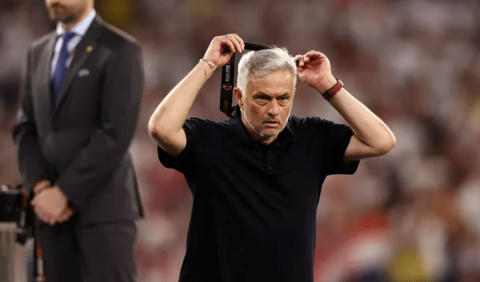 Mourinho passa dos limites e vai atrás de árbitros (Foto: Reprodução)