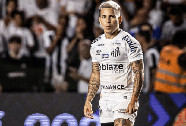 O famoso jogador de futebol continuará no Peixe por mais alguns anos (Foto: Reprodução/ SantosFC)