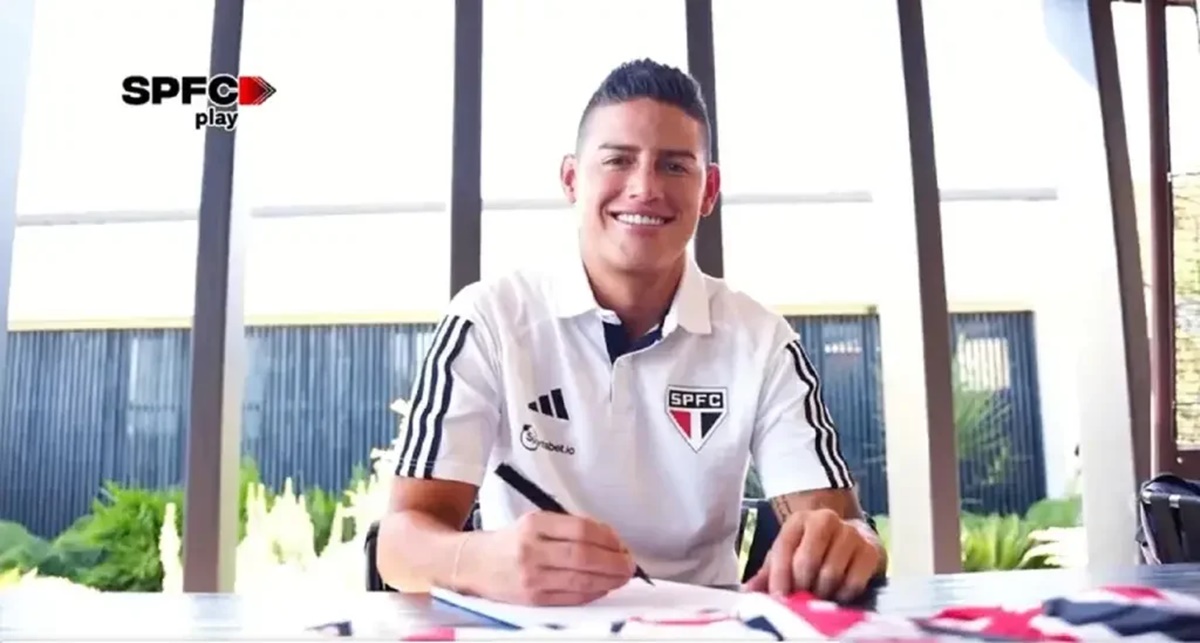 O meio-campista colombiano assinando com o Tricolor Paulista (Foto: Reprodução/ SPFC Play)