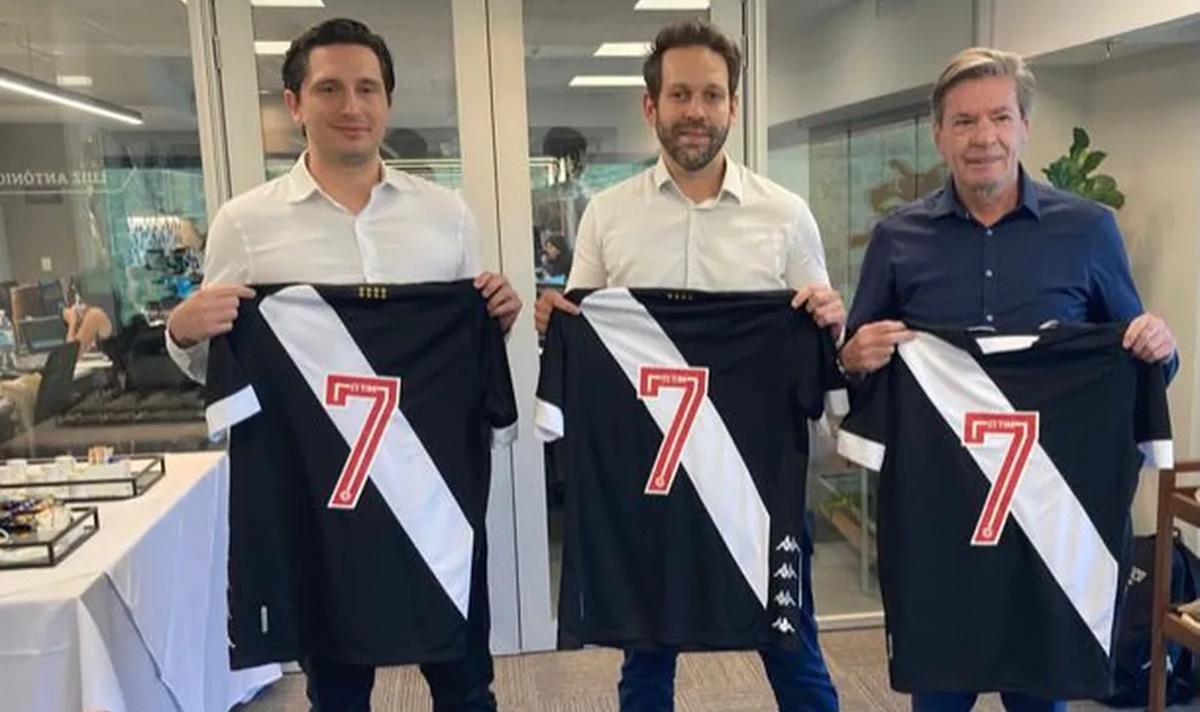 Executivos da 777 Partners com camisas do Vasco da Gama (Foto: Reprodução/ João Pedro Isidro/ CRVG)