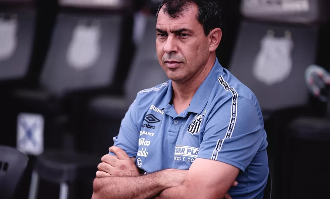 Carille foi apresentado oficialmente como o novo técnico de futebol do clube praiano (Foto: Reprodução/ GettyImages/ Santos FC)