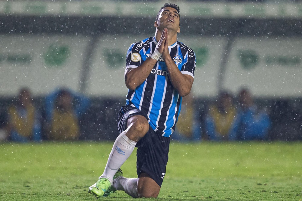 Risco de Luis Suárez sair do Grêmio é noticiado e torcida aponta grande nome para substituí-lo (Foto: Reprodução/ Richard Ducker/ DiaEsportivo/ Folhapress)