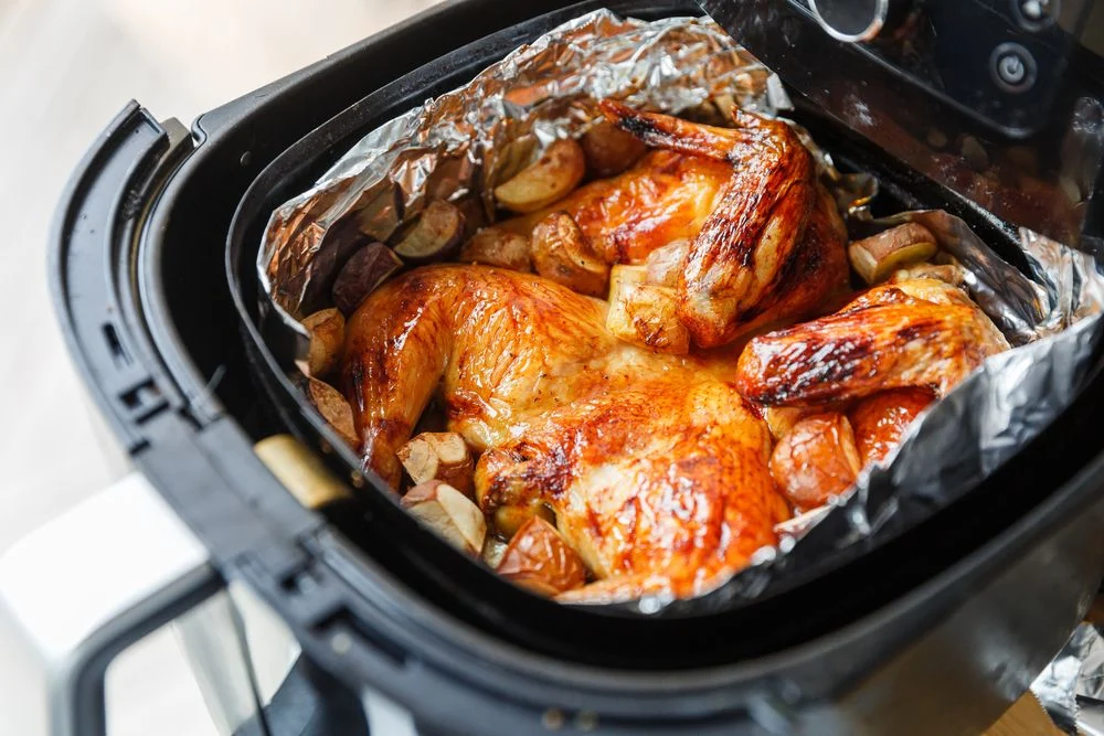 Descubra o jeito certo de usar papel alumínio na air fryer (Imagem: Reprodução)