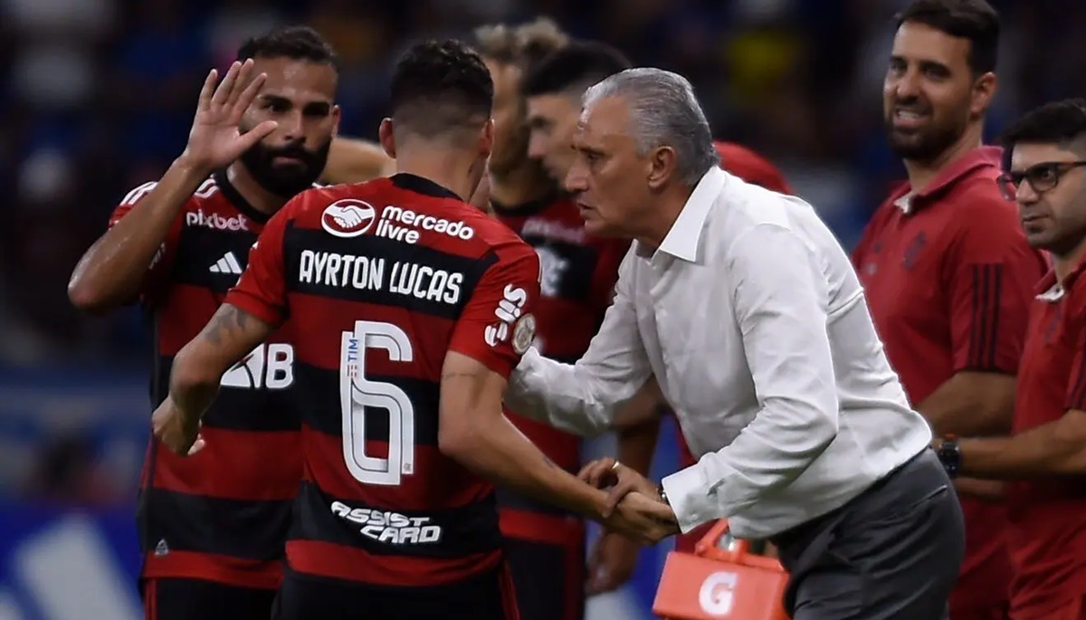 Tite chama seus jogadores para dar instruções (Foto: Reprodução/ Marcelo Cortes/ CRF)