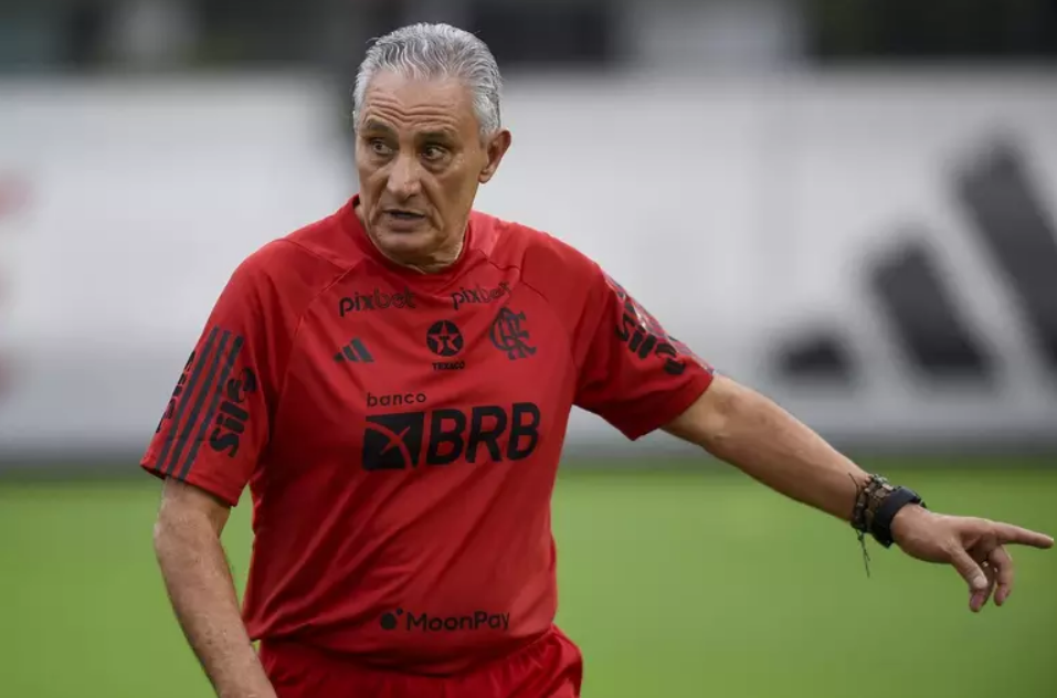 Tite faz lista e dispensa 3 jogadores do Flamengo em 2023 (Foto: Reprodução)