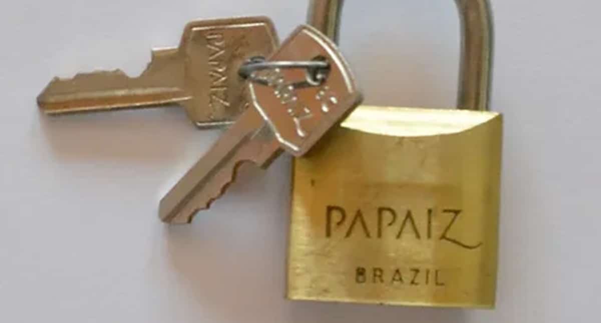 Tradicional cadeado brasileiro costuma trazer segurança e vida longa da fechadura com furo estratégico (Foto: Reprodução/ Internet)