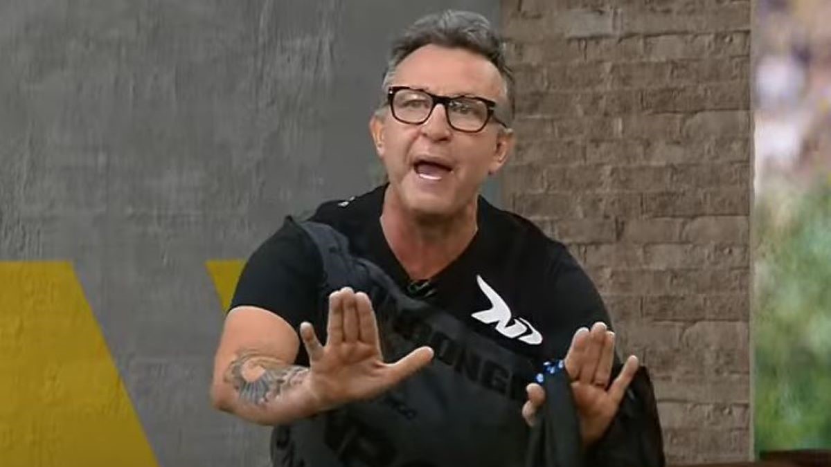 O apresentador de Os Donos da Bola da Band (Foto: Reprodução/Band)