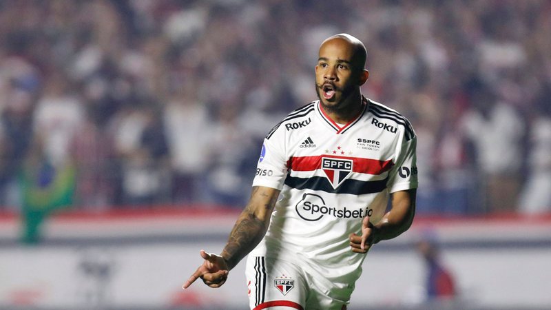 O famoso jogador de futebol é o novo reforço do clube praiano (Foto: Getty Images)