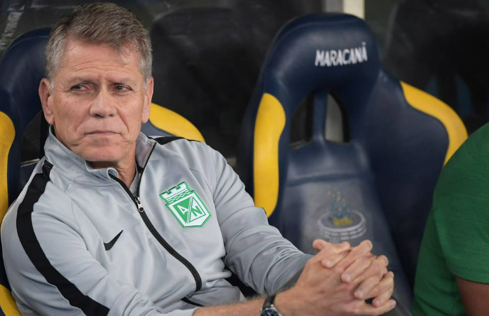 O técnico interino de futebol, Paulo Autuori deve comandar os próximos jogos até que Ronaldo contrate um novo treinador (Foto: CARL DE SOUZA / AFP)