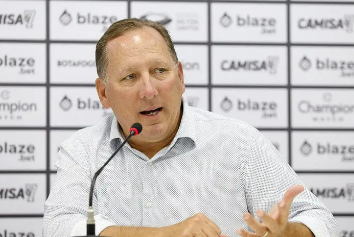 John Textor vai atrás de novo treinador (Foto: Reprodução/Internet)