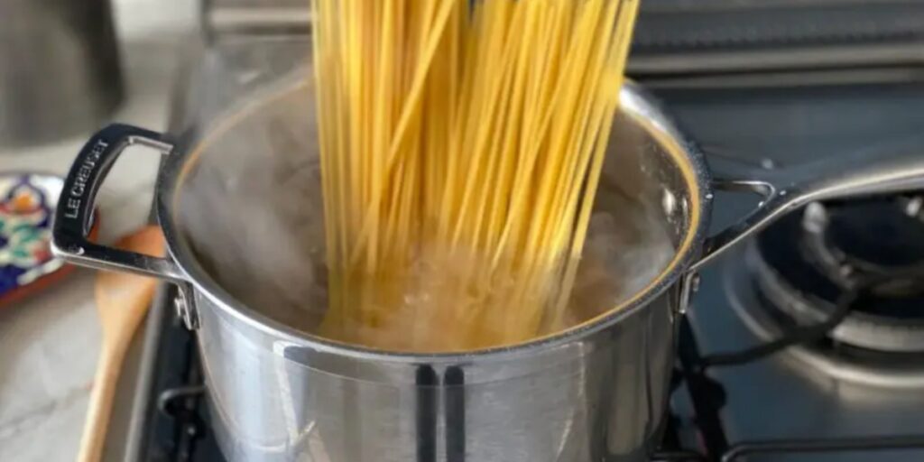 Esse erro é muito comum na hora de cozinhar o macarrão (Imagem Reprodução Internet)