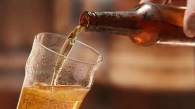 Cerveja sendo colocada em copo (Foto: Reprodução)