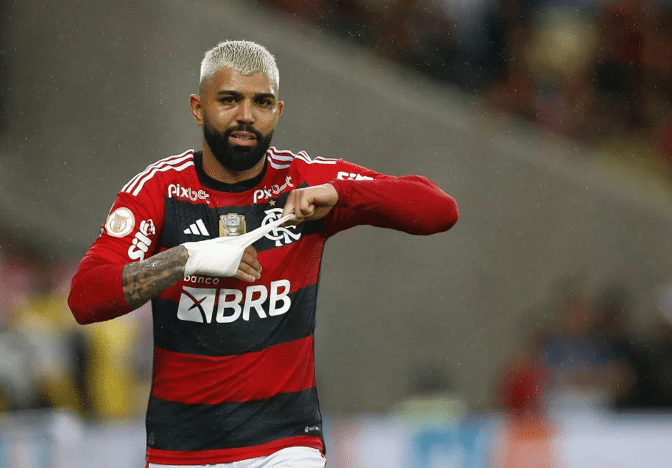 O famoso jogador de futebol ainda não assinou renovação com o Rubro-Negro (Foto: Wagner Meier/Getty Images)