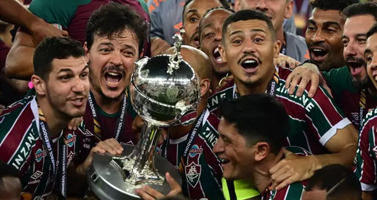 Nino, Diniz, André e Cano celebram conquista da Libertadores com a taça da Conmebol (Foto: Reprodução/ Pablo Porciuncula/ AFP)