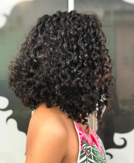 O long bob é uma pedida certeira para as cacheadas de plantão (Foto: Reprodução)