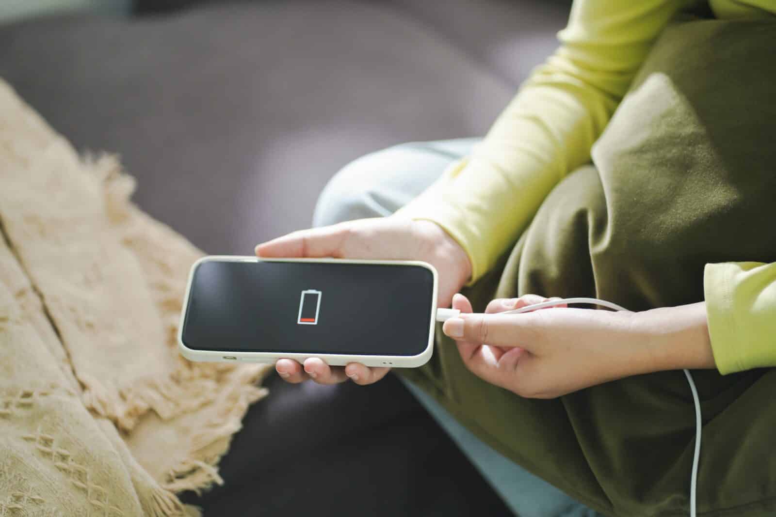 Celular carregando. Foto: Reprodução/Internet