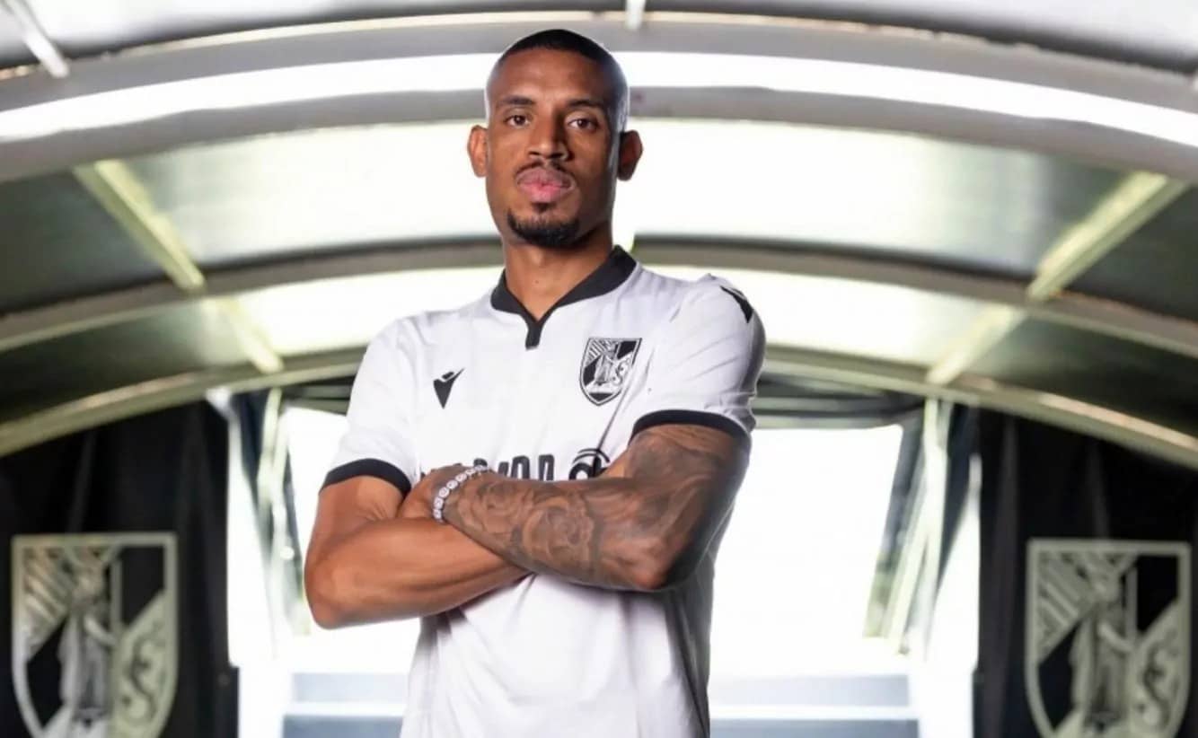 O jogador de futebol do Vitória de Guimarães vem chamando atenção do Tricolor (Foto: Divulgação)