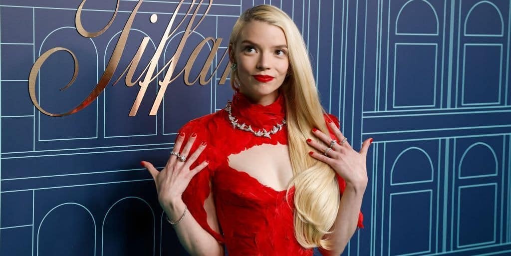 A atriz Anya Taylor-Joy com a técnica que conquistou os corações das famosas (Foto: ELLE)