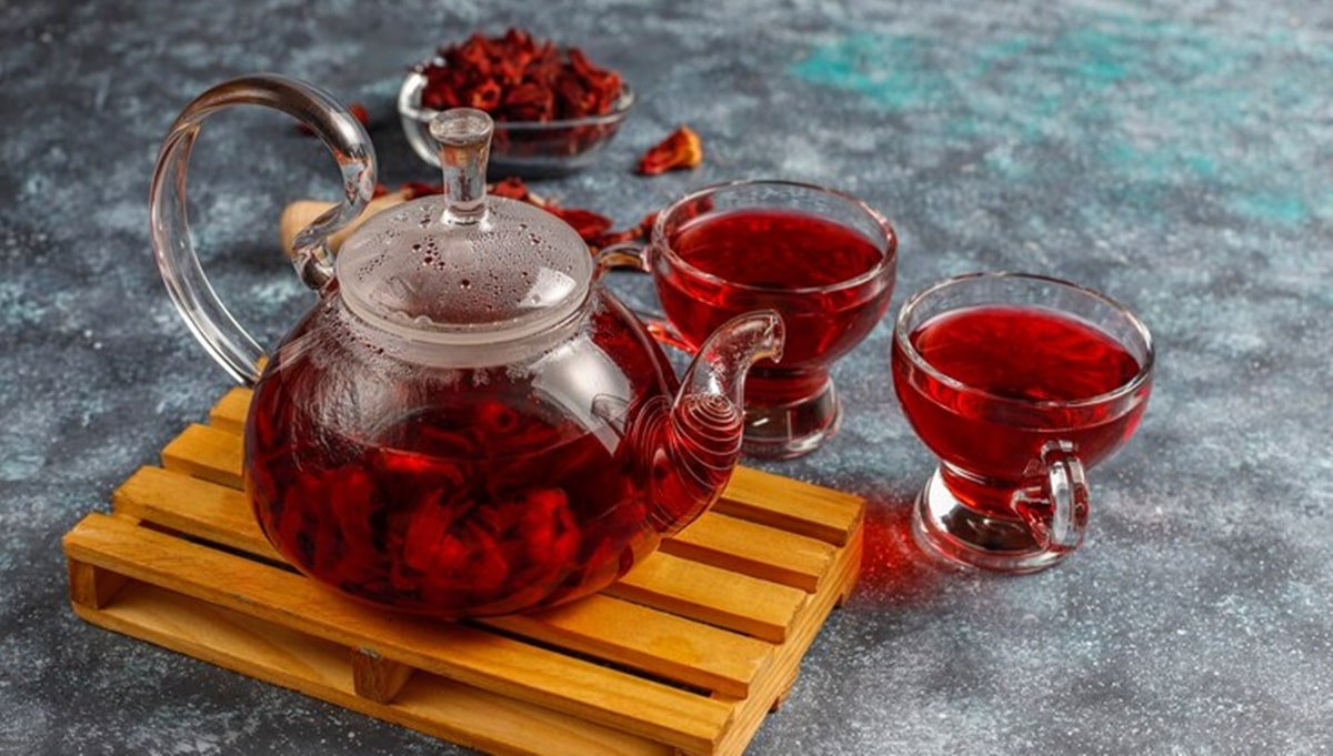 Bule com chá milagroso de hibisco preparado e servido (Foto: Reprodução/ FreePik)