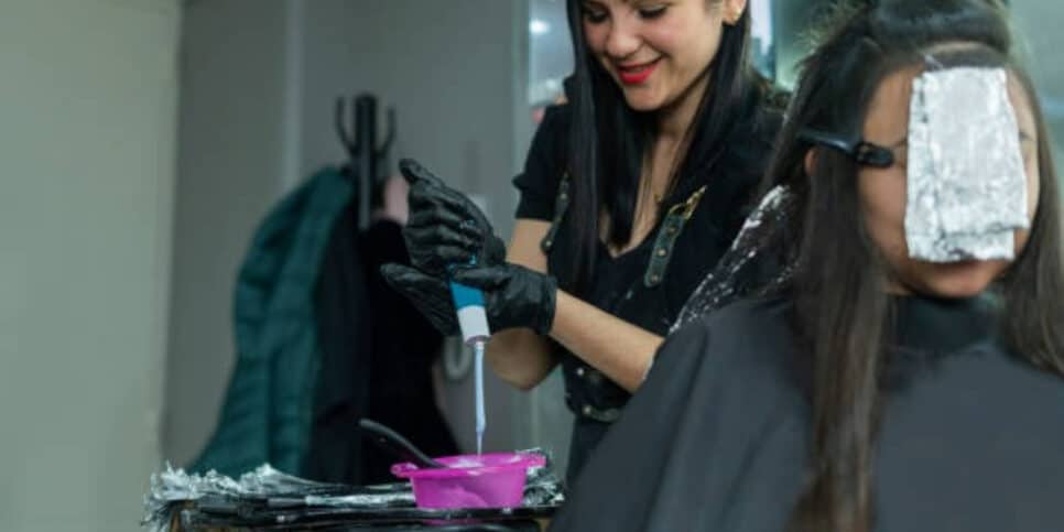Tinta de cabelo preta para cobrir os fios brancos nunca mais (Foto: iStock/Mario Arango)