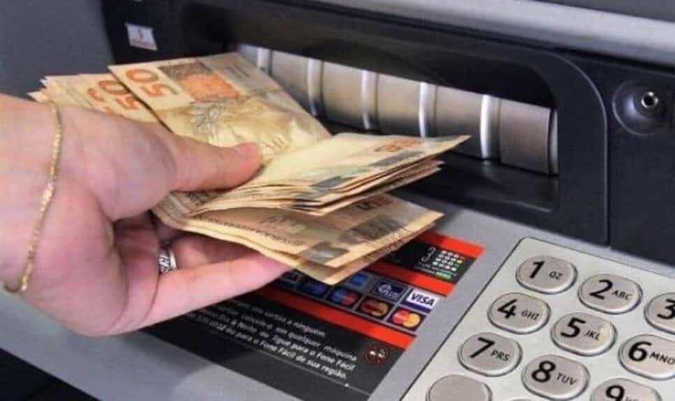 Trabalhadores Salário mínimo Idosos brasileiros têm direito a saque de até um salário mínimo; entenda razão (Foto: Reprodução/ Internet)
