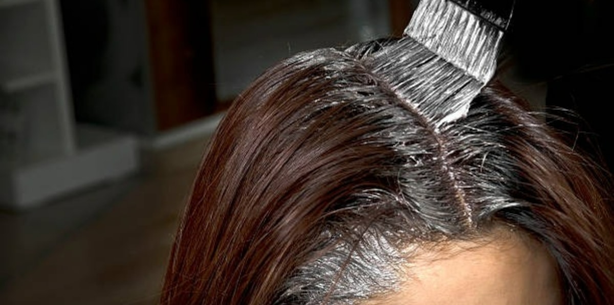 A tinta não cobriu os seus fios brancos do cabelo? Faça essa máscara capilar (Foto: iStock/Mehmet Hilmi Barcin)