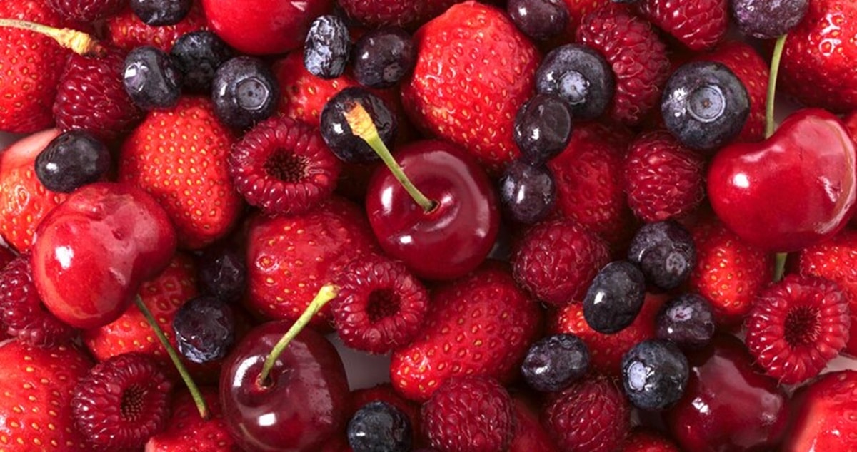 Frutas vermelhas: Morango, framboesa, cerejas (Foto: Reprodução/ FreePik)