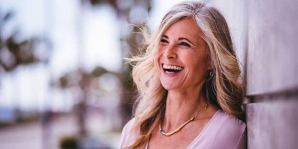 Veja 4 formas de cuidar do cabelo grisalho e pare de sofrer (Foto: iStock/wundervisuals)