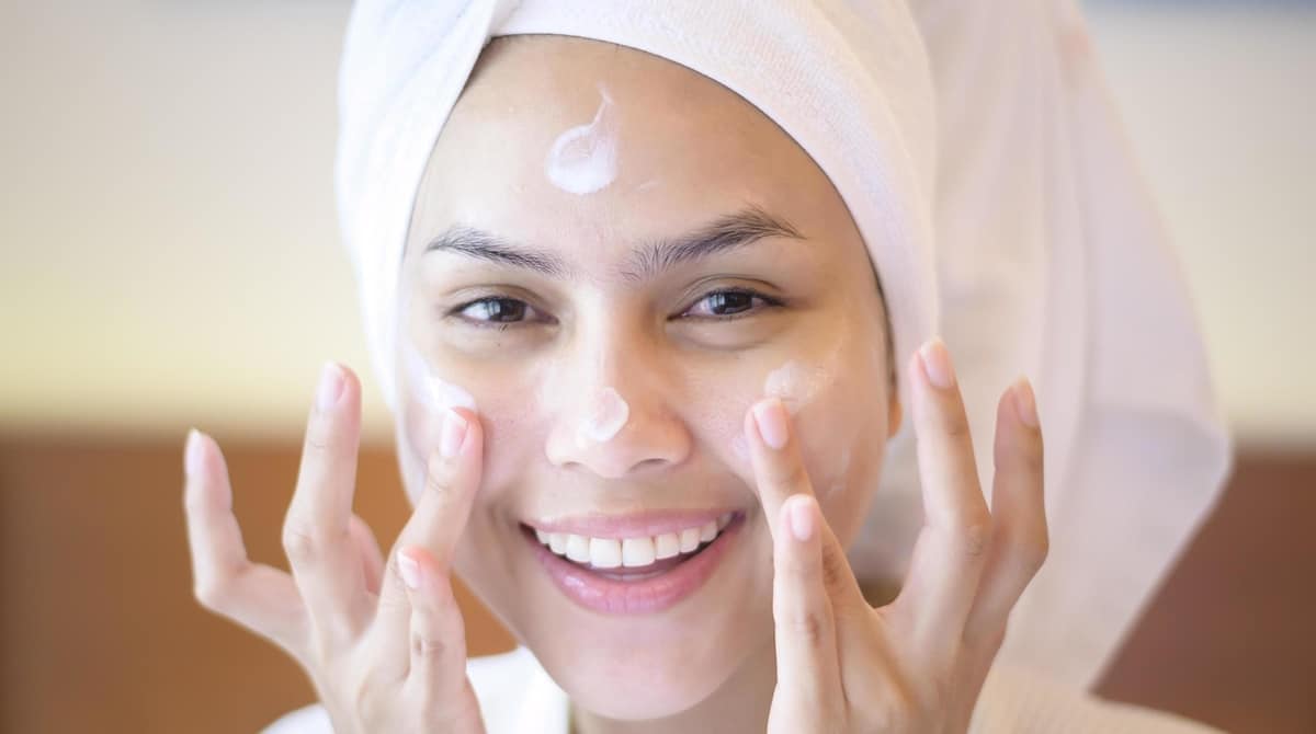 Aplicação de máscara esfoliante caseira que remove cravos e acnes (Foto: Reprodução/ Freepik)