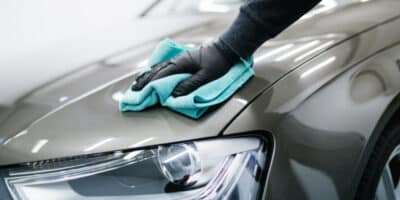 Limpeza de carro feita em casa (Imagem: Reprodução)