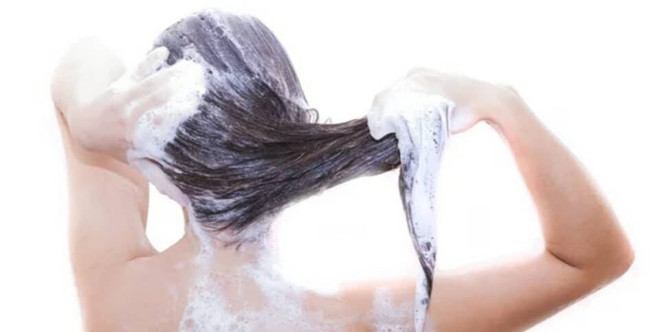 Pode lavar o cabelo todos os dias ou faz mal? Descubra a verdade (Foto: depositphotos)