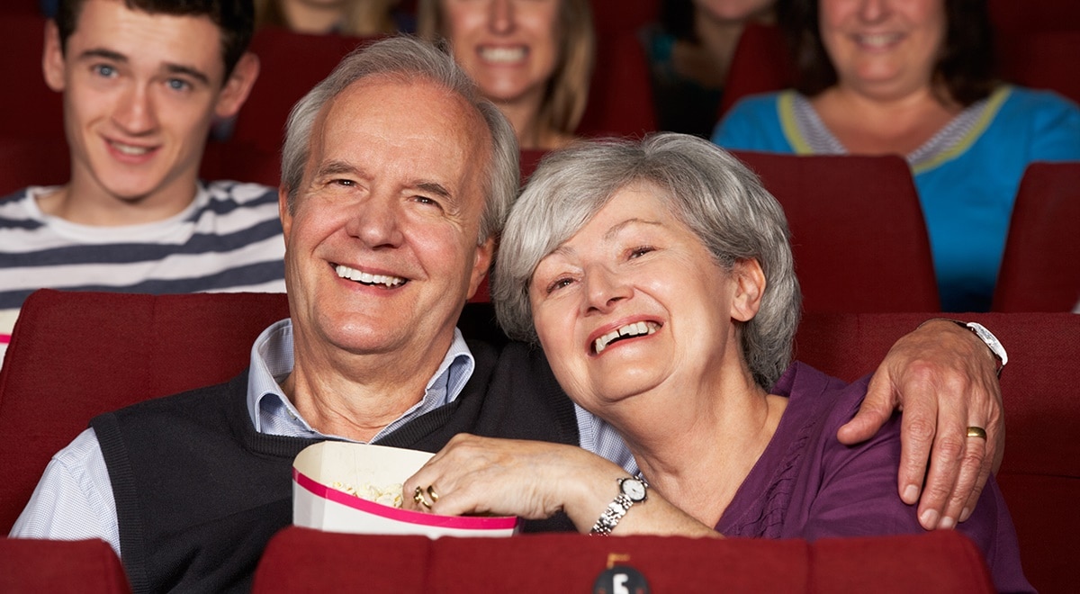 Aprenda os caminhos para idosos terem meia-entrada nos cinemas (Foto: Reprodução/ Freepik)