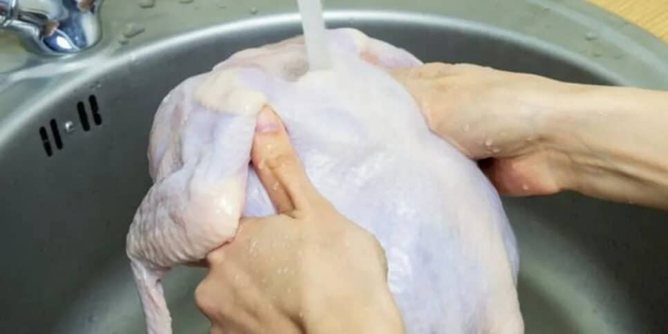 Assim como a carne vermelha, lavar frango também não é uma boa escolha (Foto: Getty Images/ via BBC)