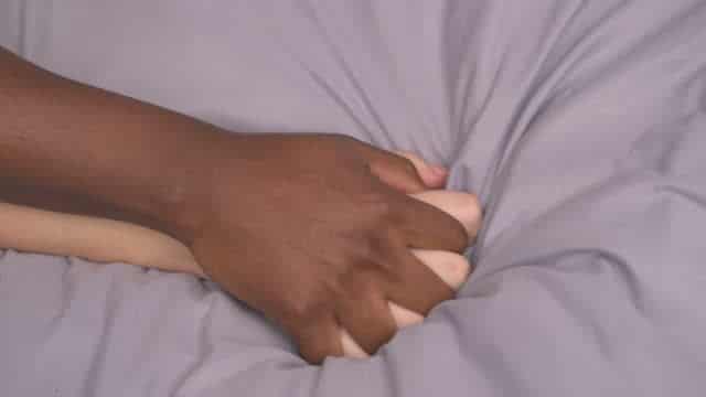 Aprenda a dar mais prazer para o seu companheiro na cama (Foto: iStock)