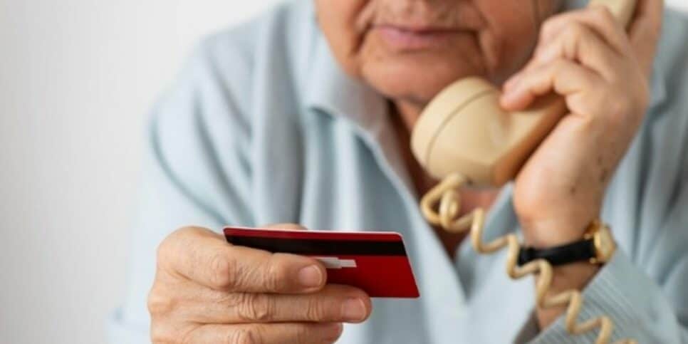 Descubra os principais golpes aplicados em idosos