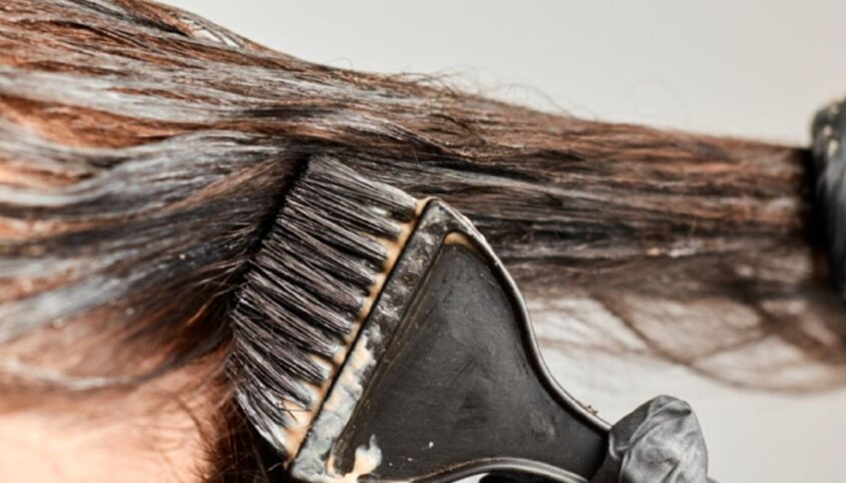 Tinta caseira para dar fim ao cabelo grisalho (Reprodução: Canva)